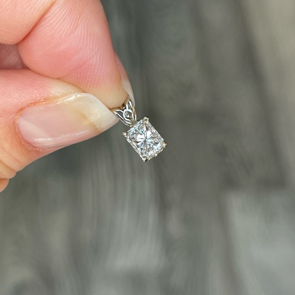 1 Carat Brilliant Diamond and Platinum Engagement Ring - Picture 4 of 9